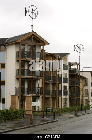 Allgemeine Ansicht der Queens Gate Eco Houses Entwicklung auf Pawson's Road, Croydon, Surrey. Die Entwicklung neuer Öko-Häuser ist darauf ausgelegt, die CO2-Emissionen zu minimieren. Der Standort umfasst Windturbinen und eine Kombination aus solarelektrischen und solarthermischen Dachziegeln, die es den Häusern ermöglichen, sowohl ihren eigenen sauberen Strom als auch ihr eigenes Warmwasser zu erzeugen. Stockfoto