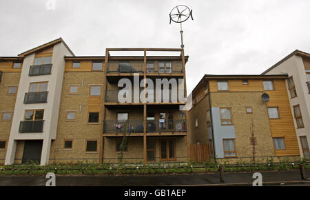 Allgemeine Ansicht der Queens Gate Eco Houses Entwicklung auf Pawson's Road, Croydon, Surrey. Die Entwicklung neuer Öko-Häuser ist darauf ausgelegt, die CO2-Emissionen zu minimieren. Der Standort umfasst Windturbinen und eine Kombination aus solarelektrischen und solarthermischen Dachziegeln, die es den Häusern ermöglichen, sowohl ihren eigenen sauberen Strom als auch ihr eigenes Warmwasser zu erzeugen. Stockfoto