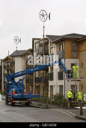 Allgemeine Ansicht der Queens Gate Eco Houses Entwicklung auf Pawson's Road, Croydon, Surrey. Die Entwicklung neuer Öko-Häuser ist darauf ausgelegt, die CO2-Emissionen zu minimieren. Der Standort umfasst Windturbinen und eine Kombination aus solarelektrischen und solarthermischen Dachziegeln, die es den Häusern ermöglichen, sowohl ihren eigenen sauberen Strom als auch ihr eigenes Warmwasser zu erzeugen. Stockfoto