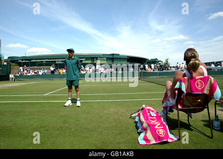 Tennis - Wimbledon 2003 - Dritte Runde der Frauen - Mary Pierce / Lisa Raymond. Mary Pierce zwischen den Spielen Stockfoto