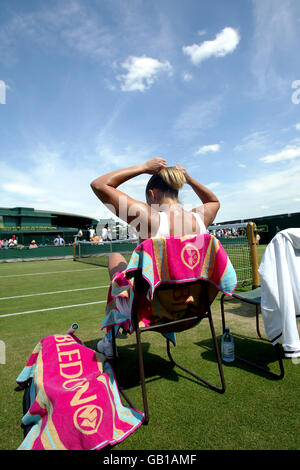 Tennis - Wimbledon 2003 - Dritte Runde der Frauen - Mary Pierce / Lisa Raymond. Mary Pierce zwischen den Spielen Stockfoto