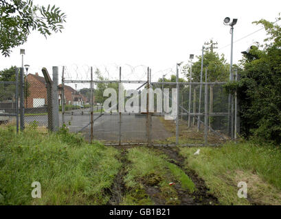 Eine allgemeine Ansicht des reparierten Sicherheitszauns von RAF Aldergrove in der Nähe von Belfast, der verletzt wurde, als ein Auto durch den Perimeterzaun der Basis Co Antrim zerschlagen wurde. Zwei Männer wurden im Zusammenhang mit dem Verbrechen verhaftet. Stockfoto