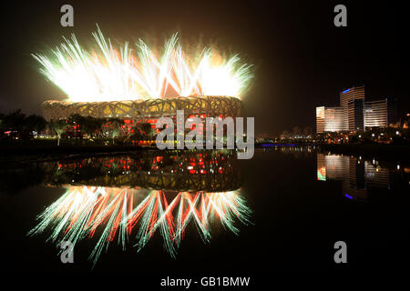 Olympische Spiele - Olympische Spiele In Peking 2008 - Eröffnungszeremonie. Das Pekinger Olympiastadion wird während der Eröffnungszeremonie mit einem Feuerwerk beleuchtet Stockfoto