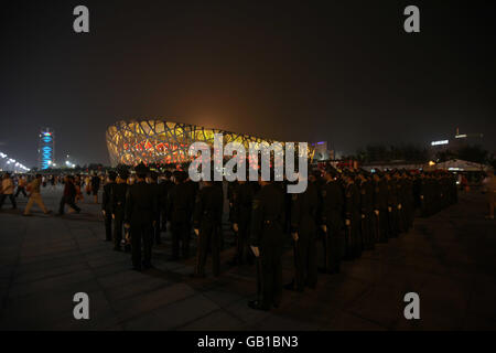 Das Pekinger Nationalstadion wird von einigen Wachen während der Eröffnungszeremonie der Olympischen Spiele 2008 im Nationalstadion in Peking, China, überwacht. Stockfoto