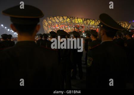 Das Pekinger Nationalstadion wird von einigen Wachen während der Eröffnungszeremonie der Olympischen Spiele 2008 im Nationalstadion in Peking, China, überwacht. Stockfoto