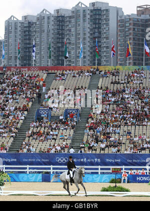 Der Neuseeländer Mark Todd auf Gandalf führt seine Dressurprüfung am ersten Tag der Olympischen Spiele 2008 in Peking im Shatin Equestrian Center in Hongkong, China, durch. Stockfoto