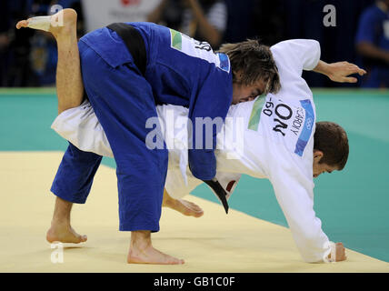 Großbritannien Craig Fallon (blau) auf dem Weg zum Sieg über Monaco Yann Siccardi während ihrer ersten Runde Spiel der Männer 60kgs Judo am USTB Gymnasium in Peking. Stockfoto