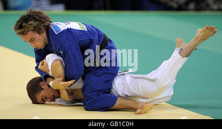 Großbritannien Craig Fallon (blau) auf dem Weg zum Sieg über Monaco Yann Siccardi während ihrer ersten Runde Spiel der Männer 60kgs Judo am USTB Gymnasium in Peking. Stockfoto