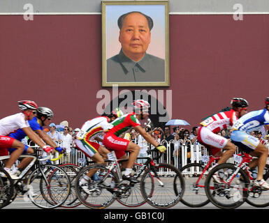 Reiter bei den Olympischen Spielen das Mens Road Race überquert den Platz des Himmlischen Friedens und passiert das Porträt des verstorbenen chinesischen Führers Mao Zedong, heute am ersten Tag des Wettbewerbs bei den Olympischen Spielen in Peking. Stockfoto