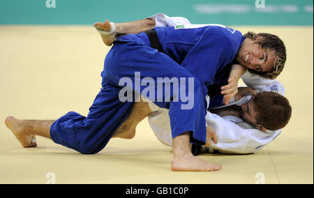 Großbritannien Craig Fallon (blau) auf dem Weg zum Sieg über Monaco Yann Siccardi während ihrer ersten Runde Spiel der Männer 60kgs Judo am USTB Gymnasium in Peking. Stockfoto