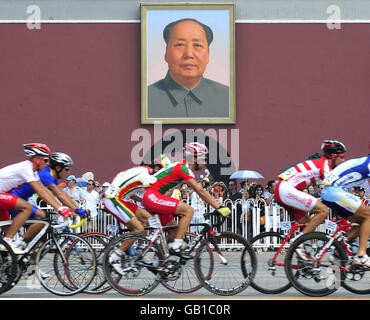 Fahrer bei den Olympischen Spielen Männer Straßenrennen als Konkurrenten passieren das Porträt des verstorbenen chinesischen Führers Mao Zedong auf dem Platz des Himmlischen Friedens, Peking heute am ersten Tag des Wettbewerbs bei den Olympischen Spielen in Peking. Stockfoto