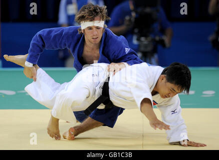 Der britische Craig Fallon (blau) im Einsatz gegen den nordkoreanischen Kyong Jin Kim während ihres ersten Runden-Spiels des 60-kg-Judo der Männer am USTB Gymnasium in Peking. Stockfoto