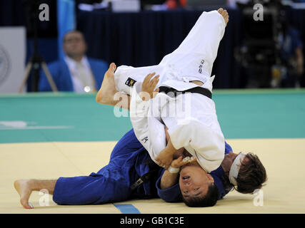 Der britische Craig Fallon (blau) im Einsatz gegen den nordkoreanischen Kyong Jin Kim während ihres ersten Runden-Spiels des 60-kg-Judo der Männer am USTB Gymnasium in Peking. Stockfoto