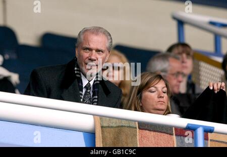 Birmingham City Geschäftsführer Karren Brady (rechts) und Vorsitzender David Gold auf den Tribünen Stockfoto