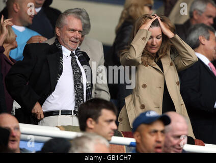 Birmingham City Geschäftsführer Karren Brady (rechts) und Vorsitzender David Gold auf den Tribünen Stockfoto