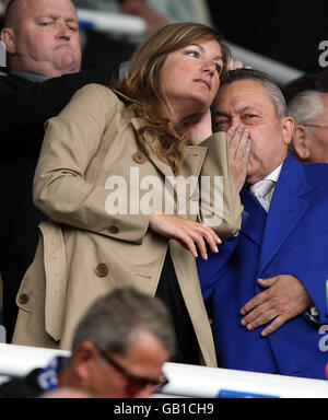 Fußball - Coca-Cola Football League Championship - Birmingham City / Sheffield United - St Andrew's Stadium. Der Geschäftsführer von Birmingham City, Karren Brady, und der Direktor von Birmingham City, David Sullivan, an den Ständen Stockfoto