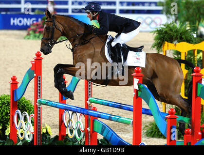 Der britische Mary King On Call Again Cavalier räumt einen Zaun während der Springphase des Teams im Olympic Equestrian Center in Shatin in Hong Kong, China. Das Team nahm Bronze. Stockfoto