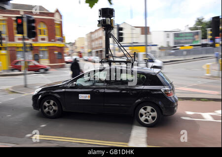 Ein Google-Mapping-Auto mit Video-und Fotoausrüstung auf der Oberseite montiert macht es seinen Weg um die North Street Bereich von Bedminster. Stockfoto