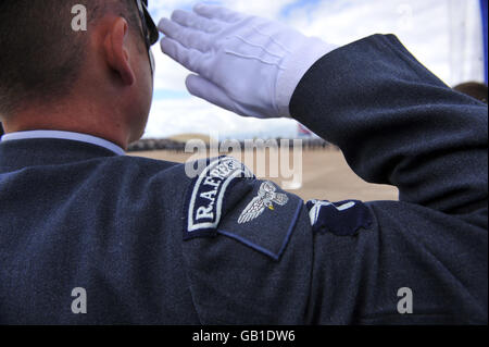 Soldaten des RAF-Regiments grüßen bei der Parade. Stockfoto