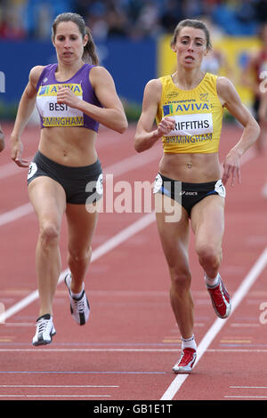 (r-l) Vicky Griffiths von Liverpool Harriers führt Charlotte Best im Crawley Athletic Club in Heat 3 der 800 m langen Qulaifying-Runde der Frauen während der Aviva National Championships im Alexander Stadium, Birmingham Stockfoto