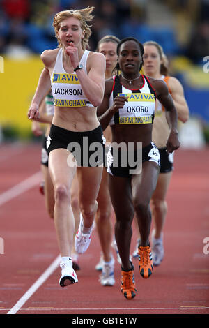 Emma Jackson (l) von Stoke Athletic Club führt Marilyn Okoro von Shaftesbury Barnett Harriers während des Heats 4 der 800 m langen 1. Runde der Frauen bei den Aviva National Championships, Alexander Stadium, Birmingham Stockfoto