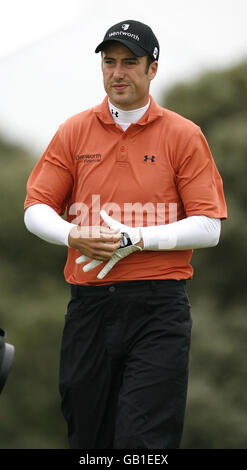 Englands Ross Fisher schlägt sich während der zweiten Runde der Open Championship im Royal Birkdale Golf Club, Southport, am zweiten Loch ab. Stockfoto