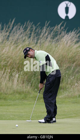 Padraig Harrington, Irlands Republik, macht während der zweiten Runde der Open Championship im Royal Birkdale Golf Club, Southport, einen Birdie am 18. Stockfoto