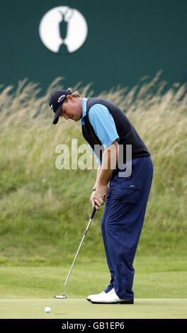 Golf - Open 2008 Championship - Tag Zwei - Royal Birkdale Golf Club. Der Südafrikaner Ernie Els verpasst am 18 während der zweiten Runde der Open Championship im Royal Birkdale Golf Club, Southport, einen Birdie-Putt. Stockfoto