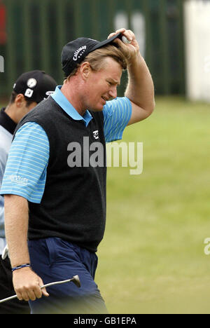 Südafrikas Ernie Els verpasst einen Birdie, der während der zweiten Runde der Open Championship im Royal Birkdale Golf Club, Southport, auf 18 gesetzt wurde. Stockfoto