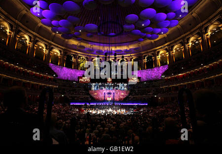 First Night of the Proms - London. Gesamtansicht der ersten Nacht der Proms in der Royal Albert Hall im Südwesten Londons. Stockfoto