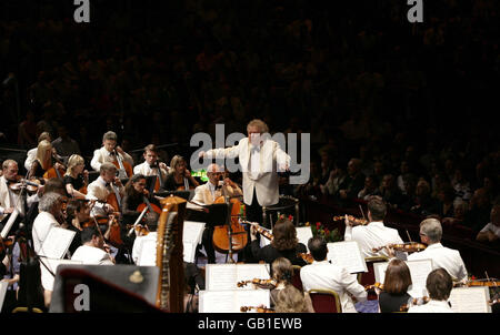 Jiri Belohlavek, Chefdirigent des BBC Symphony Orchestra, auf der Bühne während der ersten Nacht der Proms in der Royal Albert Hall im Südwesten Londons. Stockfoto