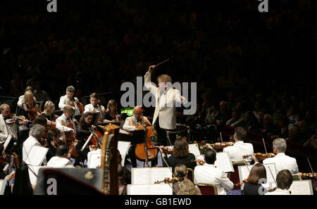 Jiri Belohlavek, Chefdirigent des BBC Symphony Orchestra, auf der Bühne während der ersten Nacht der Proms in der Royal Albert Hall im Südwesten Londons. Stockfoto