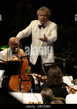 Jiri Belohlavek, Chefdirigent des BBC Symphony Orchestra, auf der Bühne während der ersten Nacht der Proms in der Royal Albert Hall im Südwesten Londons. Stockfoto