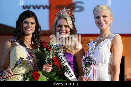 (Von links nach rechts) erster Vizemeister Chloe Marshall im Alter von 17 Jahren aus Surrey, Miss England-Gewinnerin Laura Coleman im Alter von 22 Jahren aus Derby und zweiter Vizemeister Vanessa Lansom im Alter von 23 Jahren aus Nottingham, abgebildet während des Miss England 2008 Grand Finals bei Troxy im Osten Londons. Stockfoto