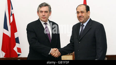 Der britische Premierminister Gordon Brown mit dem irakischen Premierminister Nuri Maliki, nachdem er in Bagdad im Irak angekommen war. Stockfoto