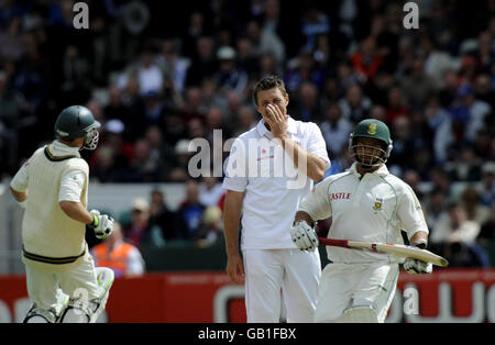 Der englische Bowler Darren Pattinson sieht frustriert aus, als Ashwell Prince und ab de Villiers (links) beim zweiten npower-Test-Spiel auf dem Headingley Cricket Ground in Leeds die Läufe für Südafrika anhäufen. Stockfoto