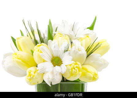 Nahaufnahme des kleinen gelben und weißen Feder Blumenanordnung Margeriten und Tulpen. Stockfoto