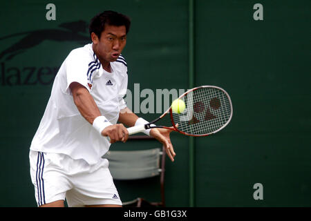 Tennis - Wimbledon 2003 - zweite Männerrunde - Paradorn Srichaphan gegen Olivier Mutis. Thailands Paradorn Srichaphan im Kampf gegen den französischen Olivier Mutis Stockfoto