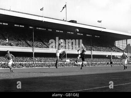 Fußball - FA Charity Shield - Portsmouth gegen Wolverhampton Wanderers - Highbury. Ernest Butler, der Torwart von Portsmouth und Samuel Smyth von Wolves gehen den Ball Stockfoto