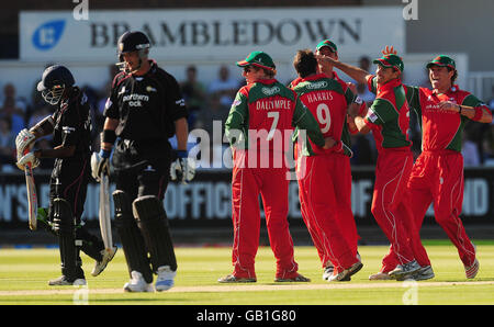 Glamorgan feiert das Wicket von Durhams Shivnarine Chanderpaul während des Twenty20 Quarter Final Matches in Riverside, Chester-le-Street, Durham. Stockfoto