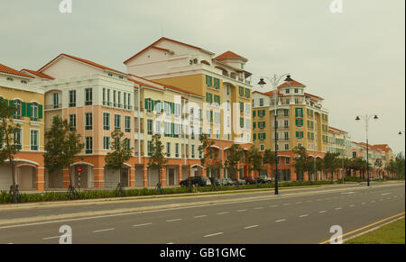 Leere Neubau Straße in heißem Sommerwetter, Miri Borneo Malaysia Stockfoto