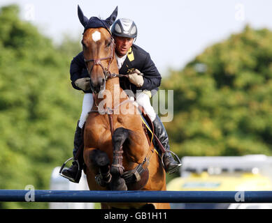 Der britische Geoff Luckett fährt Brickfield Boy während der Hickstead International Horse Show auf der All England Jumping Course in Hickstead zum Sieg in den Sky Sports Speed Stakes. Stockfoto