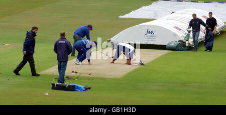 Cricket - One Day NatWest Series - England / Simbabwe. Englands Kapitän Michael Vaughan (r) und Trainer Duncan Fletcher (l) inspizieren das Wicket Stockfoto
