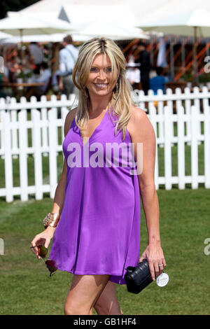 Die Schauspielerin Tina Hobley kommt beim Cartier International Polo Turnier im Guards Polo Club im Great Park in Windsor, Bukshire, an. Stockfoto