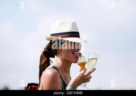 Ein Polo-Fan genießt ein Eis und ein Glas Champagner beim Cartier International Polo Tournament im Guards Polo Club im Great Park in Windsor, Berkshire. Stockfoto