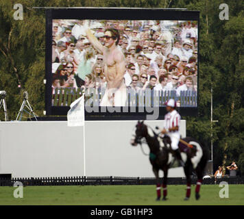 Einer der drei Streaker wird beim Coronation Cup-Spiel zwischen England und Australien beim Cartier International Polo im Guards Polo Club im Great Park in Windsor, Bekshire, auf der großen Leinwand gezeigt. Stockfoto