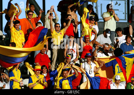 Kolumbien-Fans genießen die Atmosphäre im Stade de Gerland, Lyon Stockfoto