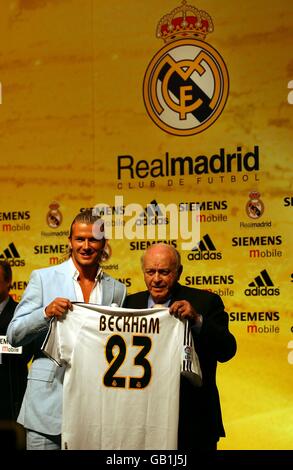 David Beckham erhält das T-Shirt mit der Nummer 23 von Real Madrid Ehrenpräsident Alfredo Di Stefano Stockfoto