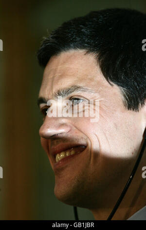 Der britische Außenminister David Miliband spricht mit den Medien während einer gemeinsamen Pressekonferenz mit dem italienischen Außenminister Franco Frattini, unseen, in London. Stockfoto