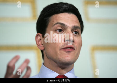 Der britische Außenminister David Miliband spricht mit den Medien während einer gemeinsamen Pressekonferenz mit dem italienischen Außenminister Franco Frattini, unseen, in London. Stockfoto